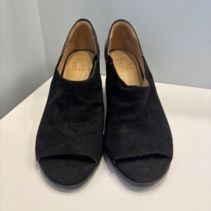 Black suede pumps/heels